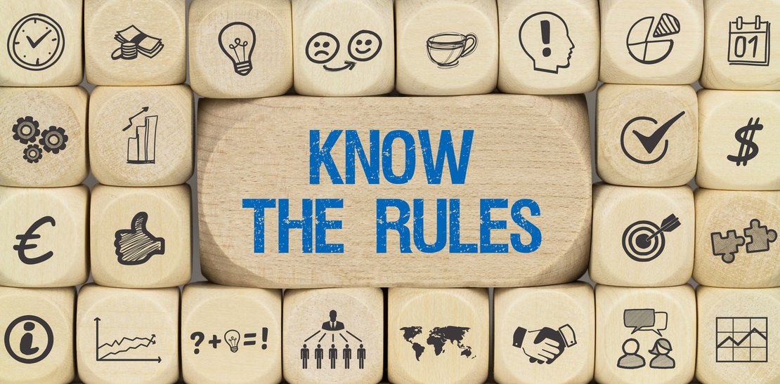 Viele kleinen Würfel mit unterschiedlichsten Symbolen. In der Mitte ein großer Würfel mit dem Schriftzug "Know the rules"